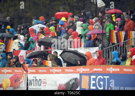Schonach, Deutschland. 17 Mär, 2019. Nordic Ski/Kombination: Wm, single, normal Hill/10 km, Männer, springen: Zuschauer den Kreuzweg zu folgen. Quelle: Patrick Seeger/dpa/Alamy leben Nachrichten Stockfoto