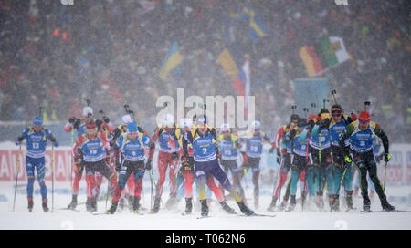 Östersund, Schweden. 17 Mär, 2019. 17. März 2019, Schweden, Östersund: Biathlon: Weltmeisterschaft, massenstart 15 km, Männer. Die Teilnehmer beginnen das Rennen. Foto: Sven Hoppe/dpa Quelle: dpa Picture alliance/Alamy leben Nachrichten Stockfoto