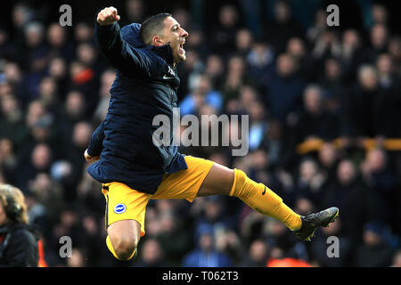 London, Großbritannien. 17 Mär, 2019. Anthony Knockaert von Brighton & Hove Albion feiert, nachdem seine Mannschaften Sieg im Elfmeterschießen aus. Die Emirate FA Cup Viertelfinale, Millwall v Brighton & Hove Albion an der Höhle in London am Sonntag, den 17. März 2019. Dieses Bild dürfen nur für redaktionelle Zwecke verwendet werden. Nur die redaktionelle Nutzung, eine Lizenz für die gewerbliche Nutzung erforderlich. Keine Verwendung in Wetten, Spiele oder einer einzelnen Verein/Liga/player Publikationen. pic von Steffan Bowen/Andrew Orchard sport Fotografie/Alamy Live news Credit: Andrew Orchard sport Fotografie/Alamy leben Nachrichten Stockfoto