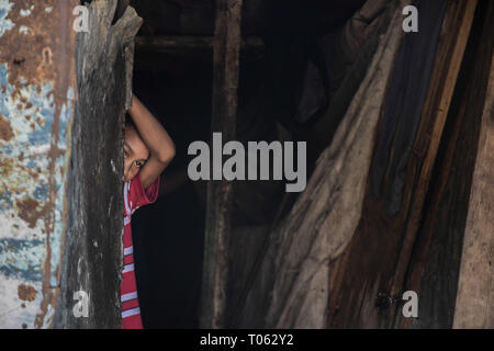 Caracas, Venezuela. 16 Mär, 2019. Ein Kind gesehen und wartet auf seine Drehen während der Schwarzen heraus zu erhalten. das Fehlen von Wasser die Lebenshaltung in Venezuela betroffen waren, die Situation verstärkt nach einer nationalen Blackout, dass 3 Tage dauerte. Die Dienstleistungen sind stark betroffen. In Petare, einer der größten schlechte Sektoren in Lateinamerika, haben sie für mehr als 30 Tage ohne Wasser gegangen. Credit: Roman Camacho/SOPA Images/ZUMA Draht/Alamy leben Nachrichten Stockfoto