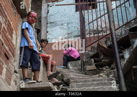 Caracas, Venezuela. 16 Mär, 2019. Ein Kind in einer Maske für Wasser während der Schwarzen warten gesehen. das Fehlen von Wasser die Lebenshaltung in Venezuela betroffen waren, die Situation verstärkt nach einer nationalen Blackout, dass 3 Tage dauerte. Die Dienstleistungen sind stark betroffen. In Petare, einer der größten schlechte Sektoren in Lateinamerika, haben sie für mehr als 30 Tage ohne Wasser gegangen. Credit: Roman Camacho/SOPA Images/ZUMA Draht/Alamy leben Nachrichten Stockfoto