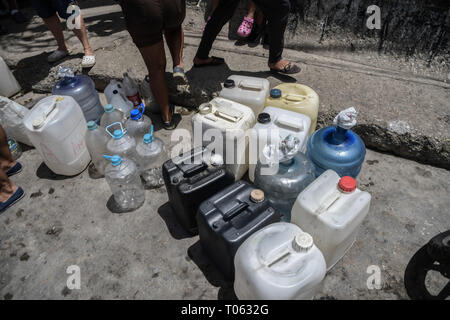 Caracas, Venezuela. 16 Mär, 2019. Kanister in eine Warteschlange für Wasser gesehen während der Schwarzen heraus. Mangel an Wasser, den Lebensstandard in Venezuela betroffen waren, ist die Situation nach einer nationalen Blackout, dass 3 Tage dauerte, intensiviert. Die Dienstleistungen sind stark betroffen. In Petare, einer der größten schlechte Sektoren in Lateinamerika, haben sie für mehr als 30 Tage ohne Wasser gegangen. Credit: Roman Camacho/SOPA Images/ZUMA Draht/Alamy leben Nachrichten Stockfoto