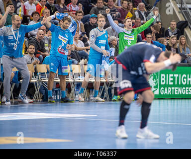 Ludwigsburg, Deutschland. 17 Mär, 2019. Handball: Bundesliga, SG BBM Bietigheim - TVB Stuttgart, den 24. Spieltag: Jan Asmuth (vorne) aus Bietigheim ist genervt, während die Stuttgarter Bank cheers. Credit: Fabian Sommer/dpa/Alamy leben Nachrichten Stockfoto