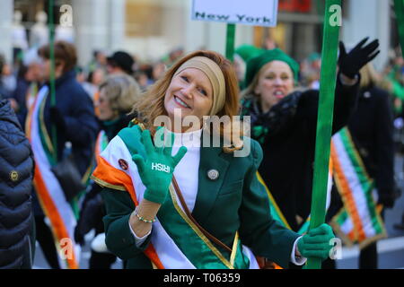 New York, USA . März 2019. Eine Frau zeigt ihre irischen Handschuhe während der Parade zum St. Patrick's Day, 16. März 2019. Quelle: Gordon Donovan/Alamy Live News Stockfoto