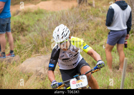 Kapstadt, Südafrika. 17. März, 2019. Sabine Spitz in Deutschland kurz vor dem Ende des Prologs Phase der Start der acht Tag Absa Cape Epic Radrennen. © Childa Santrucek/Alamy leben Nachrichten Stockfoto