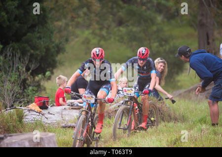 Kapstadt, Südafrika. 17. März, 2019. Alan Hatherly von Südafrika vor und sein Partner Matthew Biere auch von Südafrika nahe hinter nähert sich dem Ende des Prologs Phase der Start der acht Tag Absa Cape Epic Radrennen. © Childa Santrucek/Alamy leben Nachrichten Stockfoto