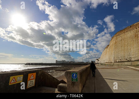 Brighton, UK. 17 Mär, 2019. Heller Sonnenschein und flauschige Wolken entlang der Spencer Court Spaziergang an der Brighton in UK. Credit: Julia Gavin/Alamy leben Nachrichten Stockfoto