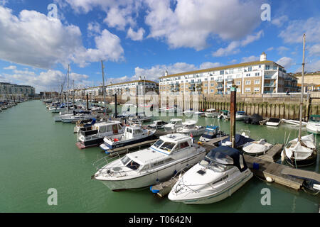 Brighton, UK. 17 Mär, 2019. Heller Sonnenschein und flauschige Wolken am Brighton Marina in UK. Credit: Julia Gavin/Alamy leben Nachrichten Stockfoto