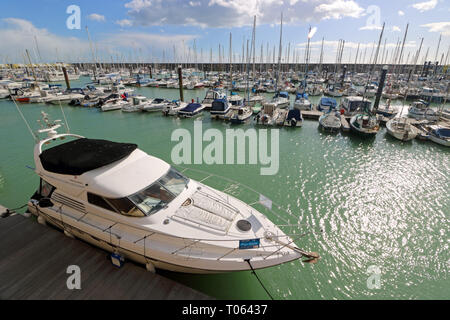 Brighton, UK. 17 Mär, 2019. Strahlender Sonnenschein und flauschige Wolken über die Yachten vor Anker an der Brighton Marina in UK. Credit: Julia Gavin/Alamy leben Nachrichten Stockfoto