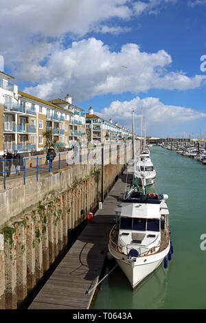 Brighton, UK. 17 Mär, 2019. Heller Sonnenschein und flauschige Wolken am Brighton Marina in UK. Credit: Julia Gavin/Alamy leben Nachrichten Stockfoto