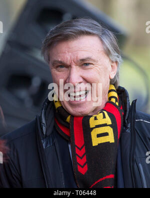 Köln, Deutschland. 17 Mär, 2019. Rugby: EM, Abteilung 1A, Europa Meisterschaft 2019, Deutschland - Spanien, Spieltag 5: DRV-Präsident Robin J. Stalker am Telefon. Foto: Jürgen Kessler/dpa Quelle: dpa Picture alliance/Alamy leben Nachrichten Stockfoto