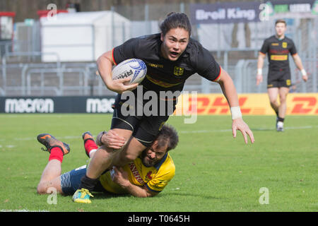 Köln, Deutschland. 17 Mär, 2019. Rugby: EM, Abteilung 1A, Europa Meisterschaft 2019, Deutschland - Spanien, Spieltag 5: Vito Lammers (Deutschland, 13) wieder gestoppt von Richard Stewart (Spanien, 15). Foto: Jürgen Kessler/dpa Quelle: dpa Picture alliance/Alamy leben Nachrichten Stockfoto