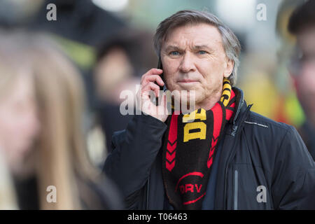 Köln, Deutschland. 17 Mär, 2019. Rugby: EM, Abteilung 1A, Europa Meisterschaft 2019, Deutschland - Spanien, Spieltag 5: DRV-Präsident Robin J. Stalker am Telefon. Foto: Jürgen Kessler/dpa Quelle: dpa Picture alliance/Alamy leben Nachrichten Stockfoto