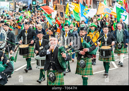 Birmingham, Großbritannien. 17. März, 2019. Die Birmingham St. Patrick's Day Parade fand heute vor 90.000 Menschen inmitten von Sonne und schweren Hagel duschen. Credit: Andy Gibson/Alamy Leben Nachrichten. Stockfoto