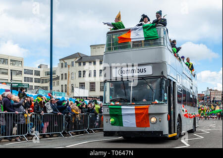 Birmingham, Großbritannien. 17. März, 2019. Die Birmingham St. Patrick's Day Parade fand heute vor 90.000 Menschen inmitten von Sonne und schweren Hagel duschen. Credit: Andy Gibson/Alamy Leben Nachrichten. Stockfoto