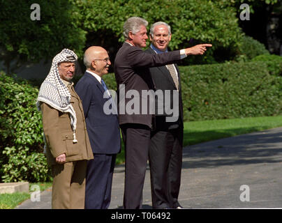 Washington, District of Columbia, USA. 1. Okt 1996. Von links nach rechts: Vorsitzende Yassir Arafat der Palästinensischen Autonomiebehörde, König Hussein des Haschemitischen Königreichs Jordanien, Präsidenten der Vereinigten Staaten Bill Clinton, und Premierminister Benjamin Netanjahu in Israel lassen Sie das Oval Office im Weißen Haus in Washington, DC, nach Ihren Gesprächen am 1. Oktober 1996 Credit: Ron Sachs/CNP/ZUMA Draht/Alamy leben Nachrichten Stockfoto