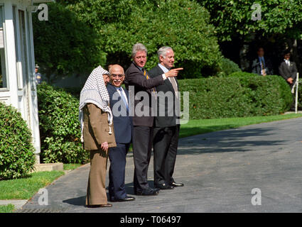 Washington, District of Columbia, USA. 1. Okt 1996. Von links nach rechts: Vorsitzende Yassir Arafat der Palästinensischen Autonomiebehörde, König Hussein des Haschemitischen Königreichs Jordanien, Präsidenten der Vereinigten Staaten Bill Clinton, und Premierminister Benjamin Netanjahu in Israel lassen Sie das Oval Office im Weißen Haus in Washington, DC, nach Ihren Gesprächen am 1. Oktober 1996 Credit: Ron Sachs/CNP/ZUMA Draht/Alamy leben Nachrichten Stockfoto