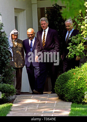 Washington, District of Columbia, USA. 1. Okt 1996. Von links nach rechts: Vorsitzende Yassir Arafat der Palästinensischen Autonomiebehörde, König Hussein des Haschemitischen Königreichs Jordanien, Präsidenten der Vereinigten Staaten Bill Clinton, und Premierminister Benjamin Netanjahu in Israel lassen Sie das Oval Office im Weißen Haus in Washington, DC, nach Ihren Gesprächen am 1. Oktober 1996 Credit: Ron Sachs/CNP/ZUMA Draht/Alamy leben Nachrichten Stockfoto