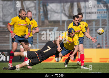 Köln, Deutschland. 17 Mär, 2019. Rugby: Europäische Meisterschaft, Abteilung 1A, Europa Meisterschaft 2019, Deutschland - Spanien, Spieltag 5: Alvar Gimeno (Spanien, 12) ist auf dem Vormarsch gestoppt von Jaco Otto (Deutschland, 7). Foto: Jürgen Kessler/dpa Quelle: dpa Picture alliance/Alamy leben Nachrichten Stockfoto