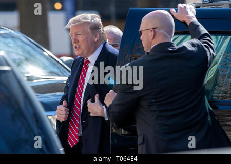 Washington DC, USA. 17 Mär, 2019. Präsidenten der Vereinigten Staaten Donald J. Trumpf kommt, um Dienstleistungen in der St. John's Episcopal Church in Washington DC, USA, 17. März 2019 teilnehmen. Die Trümpfe sind in die Kirche am St. Patrick's Day. Credit: Erik S. Lesser/Pool über CNP | Verwendung der weltweiten Kredit: dpa/Alamy leben Nachrichten Stockfoto