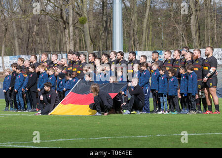 Köln, Deutschland. 17 Mär, 2019. Rugby: EM, Abteilung 1A, Europa Meisterschaft 2019, Deutschland - Spanien, Spieltag 5: Die deutsche Mannschaft bei der Nationalhymne. Foto: Jürgen Kessler/dpa Quelle: dpa Picture alliance/Alamy leben Nachrichten Stockfoto