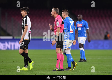 Neapel, Italien. 17 Mär, 2019. Foto Cafaro/LaPresse 17 Marzo 2019 Napoli, Italia sport calcio Napoli vs Udinese - Campionato di calcio Serie A TIM 2018/2019 - Stadio San Paolo. Nella Foto: arbitro Valeri. Foto Cafaro/LaPresse März 17, 2019 Neapel, Italien Sport Fussball Napoli vs Udinese - Italienische Fußball-Liga einen TIM 2018/2019 - San Paolo Stadions. In der Pic: Schiedsrichter Valeri. Credit: LaPresse/Alamy leben Nachrichten Stockfoto