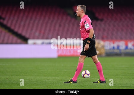 Neapel, Italien. 17 Mär, 2019. Foto Cafaro/LaPresse 17 Marzo 2019 Napoli, Italia sport calcio Napoli vs Udinese - Campionato di calcio Serie A TIM 2018/2019 - Stadio San Paolo. Nella Foto: arbitro Valeri. Foto Cafaro/LaPresse März 17, 2019 Neapel, Italien Sport Fussball Napoli vs Udinese - Italienische Fußball-Liga einen TIM 2018/2019 - San Paolo Stadions. In der Pic: Schiedsrichter Valeri. Credit: LaPresse/Alamy leben Nachrichten Stockfoto