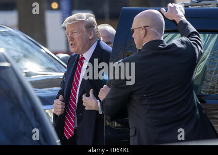 Washington DC, USA. 17 Mär, 2019. Präsidenten der Vereinigten Staaten Donald J. Trumpf kommt, um Dienstleistungen in der St. John's Episcopal Church in Washington, DC, USA, 17. März 2019 teilnehmen. Die Trümpfe sind in die Kirche am St. Patrick's Day Credit: Erik S. Lesser/CNP/ZUMA Draht/Alamy leben Nachrichten Stockfoto