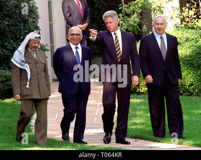 Von links nach rechts: Vorsitzende Yassir Arafat der Palästinensischen Autonomiebehörde, König Hussein des Haschemitischen Königreichs Jordanien, Präsidenten der Vereinigten Staaten Bill Clinton, und Premierminister Benjamin Netanjahu in Israel lassen Sie das Oval Office im Weißen Haus in Washington, DC, nach Ihren Gesprächen am 1. Oktober 1996. Credit: Ron Sachs/CNP | Verwendung weltweit Stockfoto