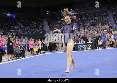 Los Angeles, USA. 16 Mär, 2019. UCLA gymnast Katelyn Ohashi rundet Ihren abschließenden Boden Übungsprogramm zu Hause mit einer perfekten 10 vor einer begeisterten Publikum wie verpackt Ihr Team Küsten Sieg über Utah State. Früh dieses Jahr, ein Video von Ohashi Durchführung der Übung wurde ein viralen Sensation über das Internet. 16 Mär, 2019. Quelle: Jeremy Breningstall/ZUMA Draht/Alamy Live News Credit: ZUMA Press, Inc./Alamy leben Nachrichten Stockfoto