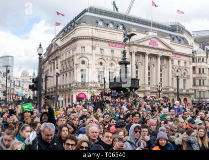 London, Großbritannien. 17 Mär, 2019. 17. März 2019. London, Großbritannien. Tausende säumten die Straßen von London für die jährliche Parade der Schutzpatron von Irland, Patrick zu feiern. Credit: AndKa/Alamy leben Nachrichten Stockfoto