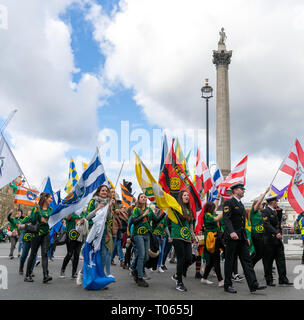 London, Großbritannien. 17 Mär, 2019. 17. März 2019. London, Großbritannien. Bunte Fahnen, die die 26 Bezirke in der Republik Irland auf Day Parade des jährlichen St. Patrick in Central London. Credit: AndKa/Alamy leben Nachrichten Stockfoto