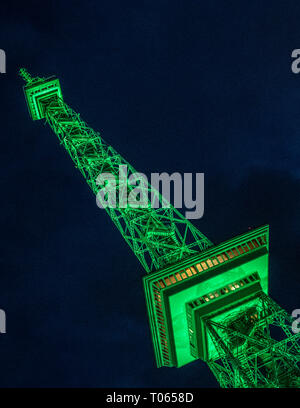 Berlin, Deutschland. 17 Mär, 2019. Der Funkturm leuchtet grün Anlässlich des irischen Nationalfeiertag St. Patrick's Day. Credit: Paul Zinken/dpa/Alamy leben Nachrichten Stockfoto