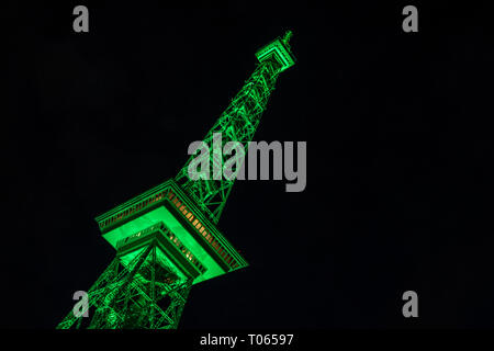 Berlin, Deutschland. 17 Mär, 2019. Der Funkturm leuchtet grün Anlässlich des irischen Nationalfeiertag St. Patrick's Day. Credit: Paul Zinken/dpa/Alamy leben Nachrichten Stockfoto