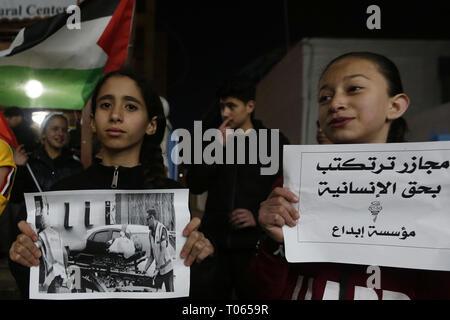 Bethlehem, West Bank, Palästina. 17 Mär, 2019. Palästinenser halten Fahnen, wie sie in einem Protest gegen die Masse des Freitag Dreharbeiten in Neuseeland teilnehmen, die in der West Bank Stadt Bethlehem am 17. März 2019. Die live-Streaming Angriff von einem Immigranten - das Hassen weißen nationalistischen getötet, Dutzende von Menschen, die für die wöchentliche Gebete in Christchurch am Freitag, den 15. März Kredit gesammelt: Wisam Hashlamoun/APA-Images/ZUMA Draht/Alamy leben Nachrichten Stockfoto