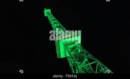 Berlin, Deutschland. 17 Mär, 2019. Der Funkturm leuchtet grün Anlässlich des irischen Nationalfeiertag St. Patrick's Day. Credit: Paul Zinken/dpa/Alamy leben Nachrichten Stockfoto