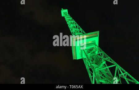 Berlin, Deutschland. 17 Mär, 2019. Der Funkturm leuchtet grün Anlässlich des irischen Nationalfeiertag St. Patrick's Day. Credit: Paul Zinken/dpa/Alamy leben Nachrichten Stockfoto