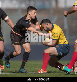 Köln, Deutschland. 17 Mär, 2019. Rugby: Europäische Meisterschaft, Abteilung 1A, Europa Meisterschaft 2019, Deutschland - Spanien, Spieltag 5: Tim Menzel (Deutschland, 9) in einem Duell mit Jordi Jorba (Spanien, 11). Foto: Jürgen Kessler/dpa Quelle: dpa Picture alliance/Alamy leben Nachrichten Stockfoto