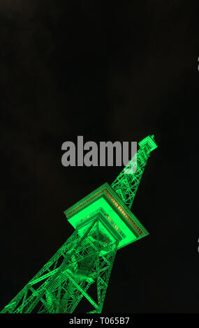 Berlin, Deutschland. 17 Mär, 2019. Der Funkturm leuchtet grün Anlässlich des irischen Nationalfeiertag St. Patrick's Day. Credit: Paul Zinken/dpa/Alamy leben Nachrichten Stockfoto
