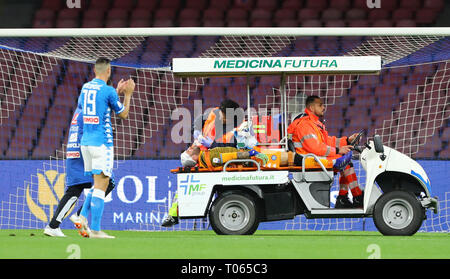 Stadio San Paolo, Neapel, Italien. 17 Mär, 2019. Serie A Fussball, Napoli gegen Udinese; David Ospina Napoli ist verletzt Quelle: Aktion plus Sport/Alamy leben Nachrichten Stockfoto