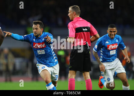 Stadio San Paolo, Neapel, Italien. 17 Mär, 2019. Ein Fußball-Serie, Napoli gegen Udinese; Amin Younes von Neapel feiert nach seinem Ziel riefen in der 17. Minute 1-0 Credit: Aktion plus Sport/Alamy leben Nachrichten Stockfoto