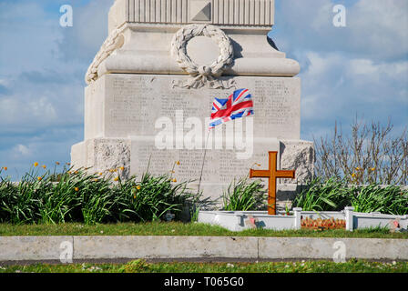 Chesil Beach, UK. 17 Mär, 2019. Ein tattered Britische Flagge (Union Jack) fliegt auf einem sonnigen, auf einer Klippe, in der starke westliche Winde weht über Chesil Beach, Isle of Portland Credit: stuart Hartmut Ost/Alamy leben Nachrichten Stockfoto