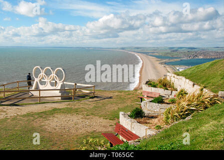 Chesil Beach, UK. 17 Mär, 2019. Die Menschen machen den Sonnenschein auf der windigen Klippen hoch über Chesil Beach, Isle of Portland Credit: stuart Hartmut Ost/Alamy leben Nachrichten Stockfoto