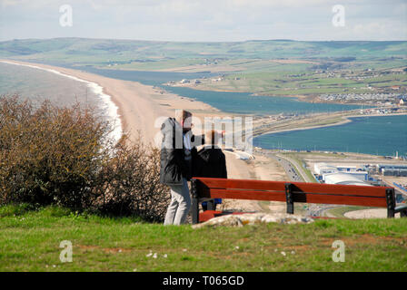 Chesil Beach, UK. 17 Mär, 2019. Die Menschen machen den Sonnenschein auf der windigen Klippen hoch über Chesil Beach, Isle of Portland Credit: stuart Hartmut Ost/Alamy leben Nachrichten Stockfoto