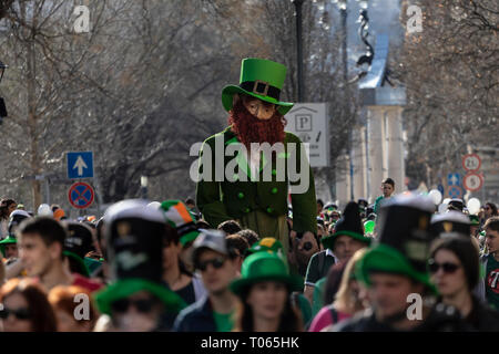 Budapest, Ungarn. 17 Mär, 2019. St. Patrick's Day Parade in Budapest. Eine riesige Betrunkene St Patrick Abbildung ging es durch die Innenstadt von Budapest. Credit: Morfon Media/Alamy leben Nachrichten Stockfoto