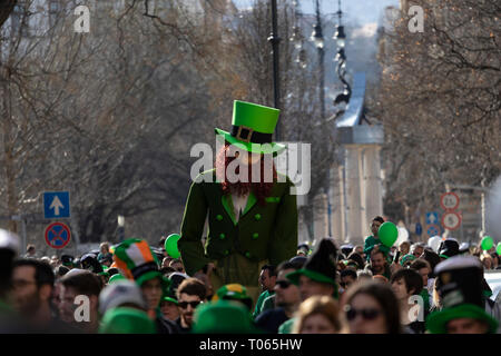 Budapest, Ungarn. 17 Mär, 2019. St. Patrick's Day Parade in Budapest. Ein riesiges St Patrick Puppe ist zu Fuß durch die Straßen der Innenstadt von Budapest. Credit: Morfon Media/Alamy leben Nachrichten Stockfoto