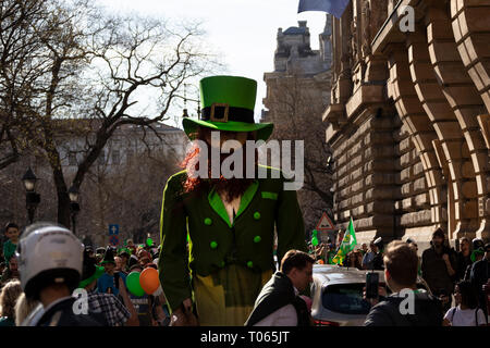 Budapest, Ungarn. 17 Mär, 2019. St. Patrick's Day Parade in Budapest, mit Tausenden von Besuchern. Ein riesiges St Patrick Puppe ist zu Fuß durch die Straßen der Innenstadt von Budapest. Credit: Morfon Media/Alamy leben Nachrichten Stockfoto