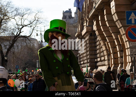 Budapest, Ungarn. 17 Mär, 2019. St. Patrick's Day Parade in Budapest, mit Tausenden von Besuchern. Eine überlebensgrosse St Patrick Bild ging durch die Straßen der Innenstadt von Budapest. Credit: Morfon Media/Alamy leben Nachrichten Stockfoto