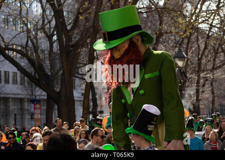 Budapest, Ungarn. 17 Mär, 2019. St. Patrick's Day Parade in Budapest, mit Tausenden von Besuchern. Ein riesiges St Patrick Puppe ist zu Fuß durch die Straßen der Innenstadt von Budapest. Credit: Morfon Media/Alamy leben Nachrichten Stockfoto