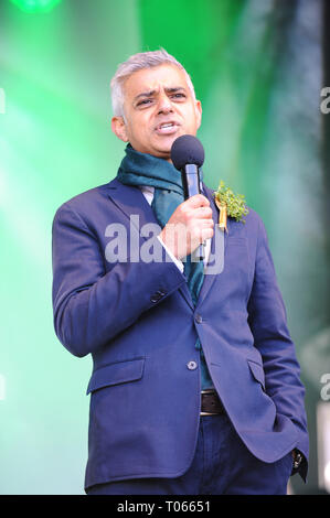 London, Großbritannien. 17 Mär, 2019. Sadiq Khan gesehen Sprechen während der Parade. London feiert St. Patricks Tag, mit einer Parade entlang Piccadilly und Regent St, zusammen mit Musik und Tanz auf der Bühne auf dem Trafalgar Square, mit einer Rede von Schauspieler James Nesbitt, Bürgermeister von London, und österliche Donohue. Credit: Terry Scott/SOPA Images/ZUMA Draht/Alamy leben Nachrichten Stockfoto